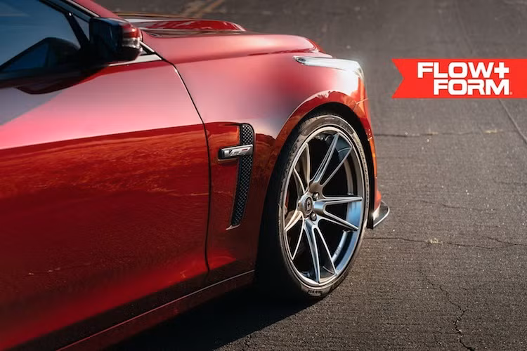 Có tên mã FF04, bộ mâm Vossen trên chiếc CTS-V này có thiết kế 5 cánh chữ V thanh lịch nhưng thể thao và đường kính lên tới 20 inch. Màu sơn bạc ánh kim Liquid Metal khiến bộ mâm nổi bật trên nền đỏ ánh kim của thân xe.