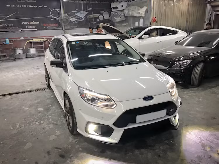 Nhờ có bộ bodykit thể thao từ phiên bản Ford Focus RS, chiếc hatchback hạng C Focus bản thường của một người chơi xe Sài Gòn đã có ngoại hình y hệt Focus RS.