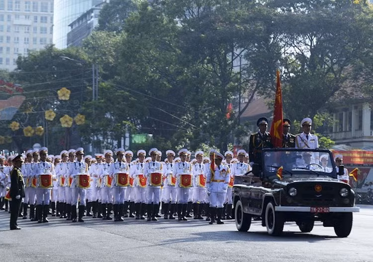 Từ nhiều năm qua, hình ảnh những chiếc Uaz 469 trong màu xanh quân đội sớm, với viền sơn trắng xung quanh thân và quanh lốp đi đầu trong các cuộc diễu binh, diễu hành đã "in đậm" trong tâm trí của nhiều người Việt.