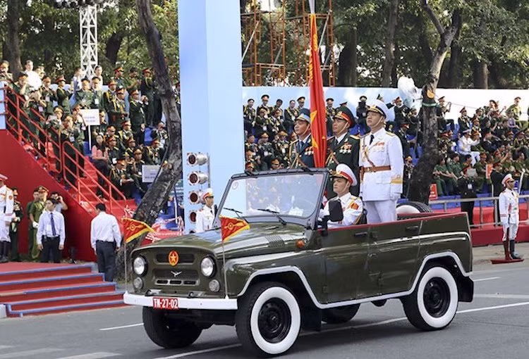 Phiên bản Uaz được sử dụng trong các cuộc diễu binh của quân đội tại Việt Nam là bản mui trần, phù hợp để các lãnh đạo quân đội có thể đứng ở phía sau và chào người dân trong các sự kiện lớn.