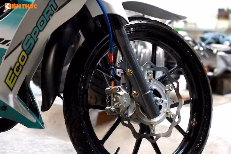 Trong đó, "dàn chân" của chiếc xe là chi tiết "hút hồn" dân chơi nhất khi đã được độ lại với cặp mâm 5 cây Daytona đẳng cấp. Hệ thống phanh trước cũng đã được nâng cấp với đĩa hoa kiểng, heo Brembo 2 pis đối xứng và dây dầu SPS.