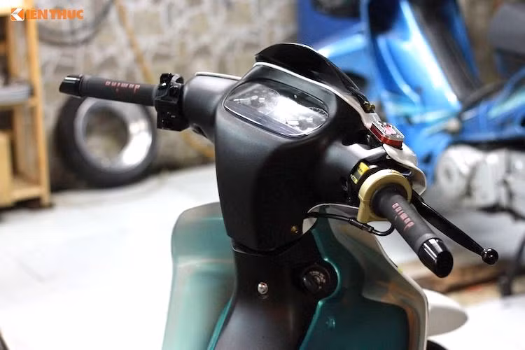 Trên tay lái, bảng đồng hồ nguyên bản của xe Yamaha Z125 được giữ nguyên. Tuy nhiên ở hai bên, cùm công tắc đã được thay bằng loại rút gọn, ngay bên cạnh là bao tay Domino và gù xéo Rizoma - những món đồ chơi quen thuộc đối với người chơi xe Việt Nam.