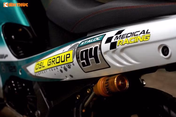 Toàn bộ chiếc xe cũng đã được sơn lại trong màu trắng tinh khôi, kèm theo dàn tem mới được chủ xe đặt thiết kế theo phong cách xe đua. Phuộc sau monoshock của Z125 cũng được nâng cấp với phuộc Ohlins trong khi phanh sau cũng sử dụng heo Brembo.