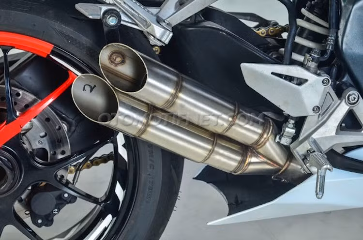 Khối động cơ nguyên bản có dạng xi-lanh đôi thẳng hàng DOHC 8 van của CBR250RR nguyên bản không có thay đổi nào. Tuy nhiên với hệ thống xả full system và pô 2 nòng chế tạo thủ công, âm thanh từ động cơ sẽ trở nên "hú hét" như một mẫu xe đua thực thụ.