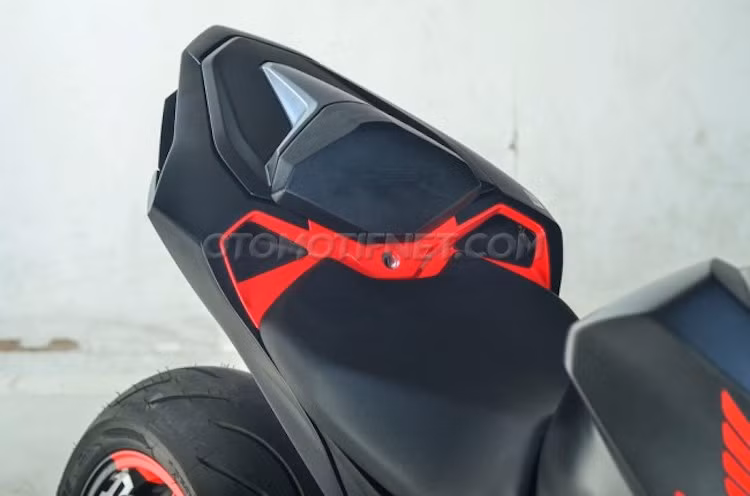 Cặp mâm xe được sơn màu đen/cam độc đáo theo phong cách của KTM Super Duke 1290R. Để khiến dáng xe trở nên thể thao hơn, pát biển số nguyên bản đã bị loại bỏ, đồng thời yên cho người ngồi sau cũng được thay bằng ốp yên solo.