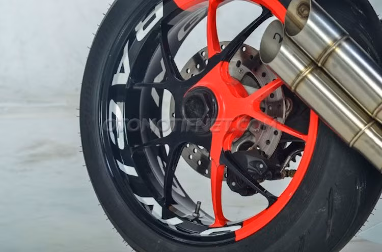 Không chỉ có mâm trước, mâm sau của chiếc xe cũng được độ mâm Marchesini từ Ducati Streetfighter, kèm theo lốp Brigestone Battlax S21 bản 190/55/17. Tuy nhiên do mâm sau dành cho gắp đơn nên toàn bộ gắp của Streetfighter cũng đã được "phẫu thuật" sang cho CBR250RR, đi kèm hệ thống phanh với heo Brembo 2 pis đối xứng.