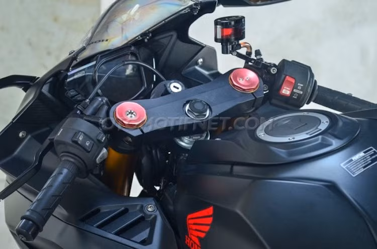 Để có thể lắp được cặp phuộc Showa của Ninja ZX-6R, một bộ chảng 3 trên dưới bằng nhôm CNC đã được "thửa riêng" cho chiếc xe. Nằm ở phía trên tay lái là bình dầu Rizoma Next và cùm phanh Brembo RCS 19.