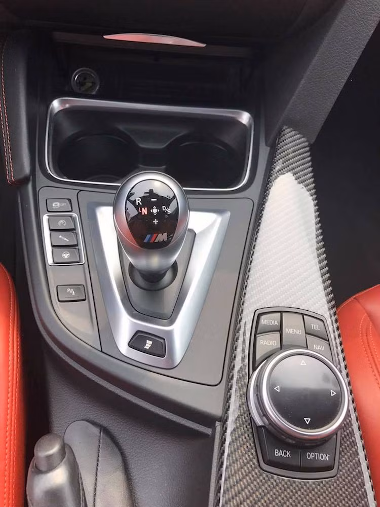 Chiếc BMW M3 tại Hà Nội này được trang bị hộp số tự động ly hợp kép 7 cấp với lẫy chuyển số trên vô-lăng, nhưng ngoài ra chiếc xe còn có thêm tùy chọn số sàn 6 cấp. Với hệ dẫn động cầu sau, M3 mất 4,3 giây để đạt 0-100 km/h và tốc độ tối đa bị giới hạn ở 250 km/h.