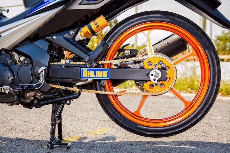 Khối động cơ 135 cc nguyên bản của xe được giữ nguyên, truyền sức mạnh tới bánh sau thông qua bộ nhông-sên-đĩa của SSS. Đi kèm với cặp mâm Racing Boy là lốp Pirelli Angel GT đem tới độ bám đường cao hơn.