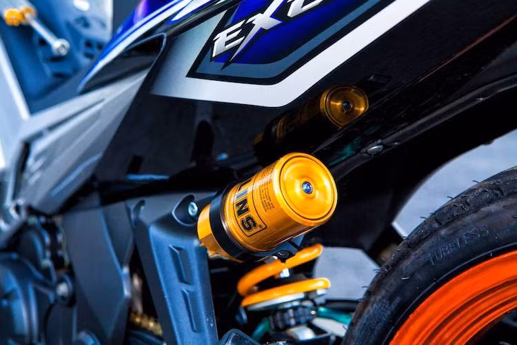 Cũng để khiến cho chiếc Exciter vận hành ổn định hơn, chủ xe đã nâng cấp hệ thống phuộc sau monoshock nguyên bản bằng phuộc Ohlins bình dầu rời, hạn chế tối đa tình trạng sàng lắc và tăng cảm giác từ mặt đường với người điều khiển.