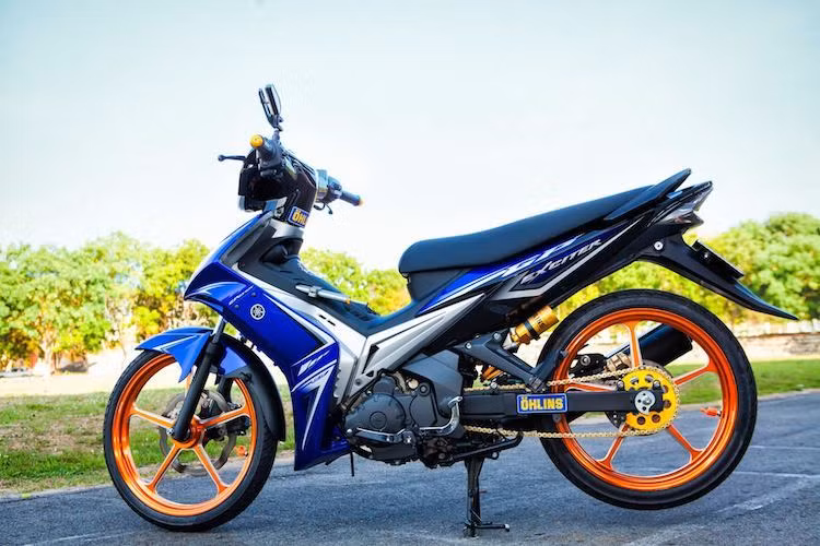 Để "làm mới" lại Yamaha Exciter 135 đời cũ, một biker Vũng Tàu đã tiến hành "dọn kiểng" cho chiếc xe. Dù không có quá nhiều đồ chơi "khủng" nhưng bản độ này vẫn đầy nổi bật do người chơi xe đã lựa chọn những phụ tùng cao cấp cho "xế cưng" của mình.