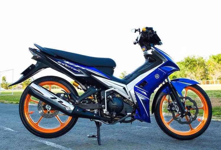 Ngay từ cái nhìn đầu tiên, chiếc Yamaha Exciter độ kiểng đã gây ấn tượng mạnh khi được chủ xe trang bị cho "dàn chân" với cặp mâm Racing Boy CNC 5 cây màu vàng nổi bật và có giá trị khá cao. Hệ thống phanh trước của chiếc xe cũng đã được độ lại với đĩa Galfer và heo Brembo.