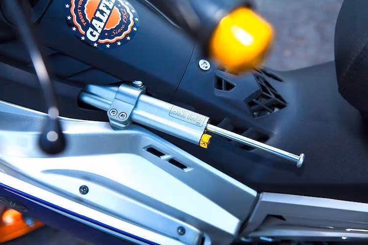 Nằm ở bên dưới lườn xe, một cây trợ lực Ohlins đã được gắn một cách khéo léo vào sườn và tay lái của Exciter 135 bằng cách khoét nhẹ tấm nhựa ốp lườn, khiến chiếc xe có được độ ổn định cao hơn khi chạy với tốc độ cao.