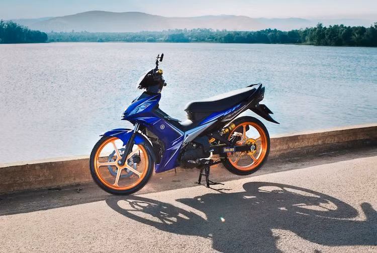 Sau khi nhiều bản độ Exciter 150 đã xuất hiện, gần đây các biker Việt lại đang có xu hướng tìm về những chiếc Yamaha Exciter 135 với thiết kế đơn giản, thanh thoát và nhỏ gọn hơn. Trong đó, phiên bản Exciter thế hệ đầu tiên cùng Exciter 2009-2010 với chóa đèn pha lớn được khá nhiều người chơi xe ưa chuộng.