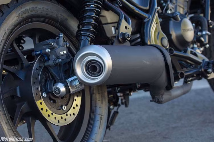 Thay vì cỡ vành trước-sau 18 - 15 inch, vành căm và lốp mỏng như thế hệ đầu tiên, Rebel 250 phiên bản 2017 được trang bị cặp mâm đúc 10 cánh xoắn 16 inch ở cả 2 bánh, đi kèm lốp "béo" trước 130/90/16 và lốp sau 150/80/16. Một nâng cấp khác của chiếc xe là hệ thống phanh đĩa sau thay vì phanh đùm với ABS là trang bị tùy chọn.