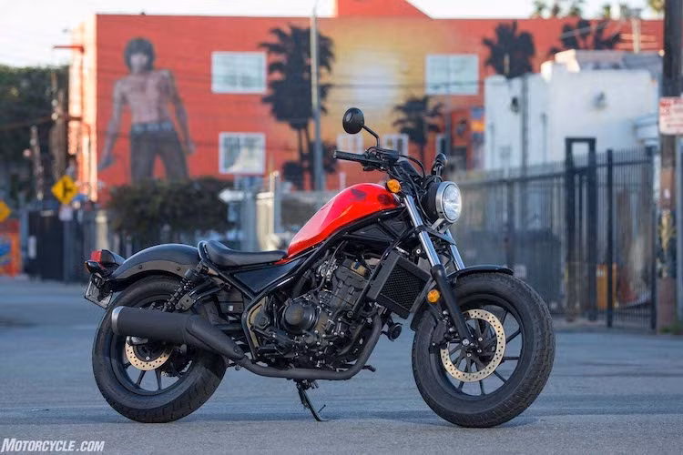 Ra mắt lần đầu vào năm 1985, Honda Rebel 250 đã được những người mới tập chơi xe phân khối lớn trên toàn Thế giới ưa chuộng do tư thế ngồi thoải mái và động cơ mạnh vừa đủ. Sau khi ngừng sản xuất thế hệ đầu tiên vào năm 2016, phiên bản Honda Rebel 250 2017 hoàn toàn mới vừa được ra mắt tại triển lãm môtô Tokyo vừa qua.