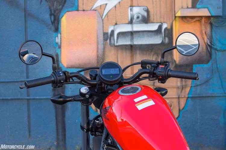 Hướng tới sự dễ lái, Rebel 250 2017 cũng được trang bị ghi-đông cao và rộng, cùng với chiều cao yên chỉ 690 mm. Bảng đồng hồ của xe được thiết kế tối giản với màn hình đa thông tin tương tự Honda MSX125 được đặt trong lớp vỏ hình tròn cổ điển, kèm theo một nút bấm điều chỉnh và vài đèn báo khác.