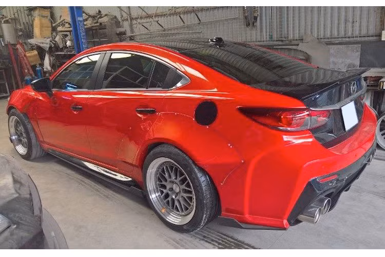 Để khiến chiếc Mazda 6 của mình trông thể thao và mạnh mẽ hơn, một người sở hữu xe Mazda 6 tại Hà Nội đã nhờ tới xưởng độ QS Performance để "lột xác" chiếc xe. Vốn đã từng có kinh nghiệm tạo ra nhiều bản độ widebody cho Mazda 6 nói riêng và các dòng xe khác, QS Performance đã tạo ra một bản độ cực kỳ ấn tượng từ mẫu sedan hạng trung này.