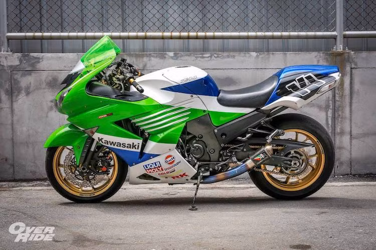 Trên bản độ này, Power Lube đã gợi nhớ về những chiếc sporbike Kawasaki 2 kỳ và các thế hệ Ninja đầu tiên với dàn áo sơn 3 màu hoài cổ "xanh Kawa" - trắng và xanh dương. Điểm xuyết trên thân xe còn có một số chi tiết ốp bằng sợi carbon từ hãng Two Brothers Racing.