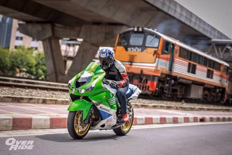 Ở dạng nguyên bản, khối động cơ DOHC 1352 cc 4 xi-lanh của Kawasaki ZX-14R vốn đã cực kỳ mạnh mẽ với công suất lên tới 190 mã lực. Tuy nhiên Power Lube đã độ lại ECU Power Commander và thay cho chiếc xe cặp pô Austin Racing GP2 để giúp cho công suất được tăng lên khoảng 200 mã lực. Với sức mạnh này, chiếc xe có thể đạt tốc độ tối đa lớn hơn mức giới hạn 299 km/h nguyên bản.