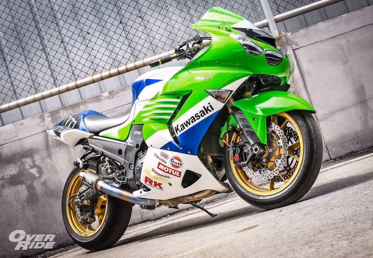 Bắt đầu từ phía trước, chiếc ZX-14R đã bị bỏ đi cặp gương chiếu hậu để giảm lực cản gió, đồng thời thay kính chắn gió Magical Racing. Để có thể hãm được tốc lực dữ dội của chiếc xe một cách an toàn hơn, hệ thống phanh trước đã được nâng cấp với heo Brembo Cafe Racer 108 mm cho cả 2 bên, đi kèm dây dầu Earl's.