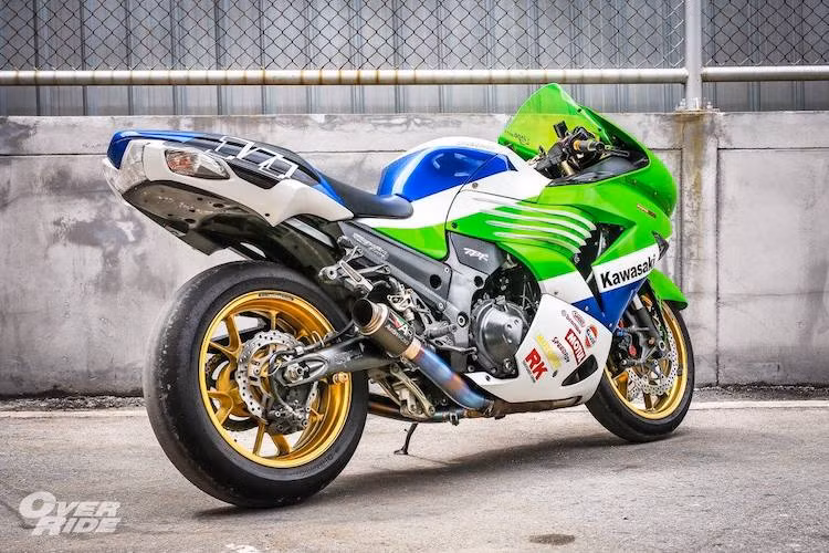 "Dàn chân" của Kawasaki ZX-14R nguyên bản đã được thay thế bằng mâm Marchesini siêu nhẹ, nhưng vẫn giữ thiết kế 5 cánh chữ Y như "xe zin". Đi kèm với bộ mâm là cặp lốp không vân Continental Race Attack Slick vốn chỉ dành cho đường đua. Vẫn có tay lái clip-on giữ nguyên, nhưng tư thế ngồi của xe đã trở nên thể thao hơn nhờ dàn để chân RSV Racing.