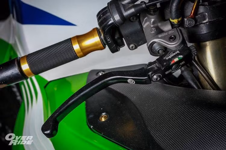 Hoàn thành hệ thống phanh trước của chiếc xe là cùm phanh Brembo RCS19 ở phía trên tay lái, đi kèm với bình dầu Rizoma. Trong khi đó, cùm côn cũng được nâng cấp bằng loại côn dầu RCS16. Cả 2 bên tay lái đều được trang bị bao tay Rizoma Lux.