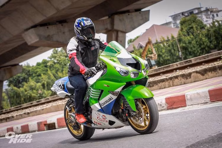 Vốn đã được xếp "chung mâm" với "thần gió" Suzuki Hayabusa nổi tiếng, chiếc superbike Kawasaki Ninja ZX-14R còn trở thành một "vũ khí hạng nặng" theo cả nghĩa đen lẫn nghĩa bóng với một số phụ tùng nâng cấp được Power Lube trang bị cho chiếc xe.