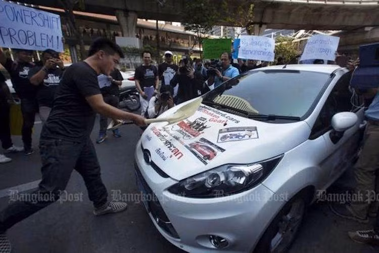 Theo các khách hàng, cả 2 dòng xe này đều có vấn đề về an toàn, như lỗi hộp số, xe chết máy đột ngột, trục trặc phanh, và lỗi động cơ dẫn đến nguy cơ cháy. Ngày 14/3, một trong các chủ xe đã dùng xẻng đập chiếc Fiesta của mình ngay trước trụ sở của Ford tại Thái Lan ở quận Sathon, Bangkok, nơi đang có 200 chủ xe Ford khác tập trung để phản đối hãng. Hiện tại, vụ việc vẫn chưa được Tòa án dân sự Thái Lan đưa ra phán quyết.