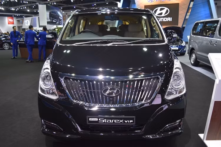 Dựa trên thế hệ Starex thứ 2 ra mắt từ 10 năm trước, Grand Starex có "phom" tương tự nhưng sở hữu nhiều chi tiết ngoại thất được nâng cấp để có vẻ ngoài tạo cảm giác sang trọng hơn. Ở phía trước, chiếc xe vẫn giữ lại cặp đèn pha từ Starex nhưng có lưới tản nhiệt nan dọc mạ chrome cao cấp và cản trước với những đường nét hấp dẫn hơn.