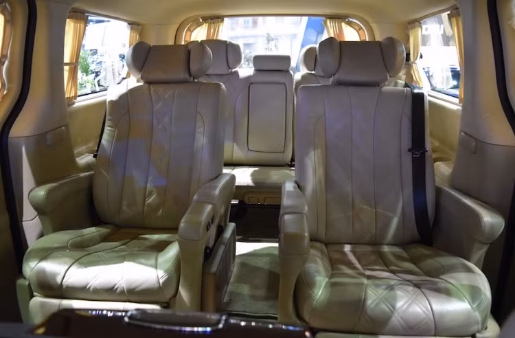 Ở phía sau, bản độ Grand Starex được trang bị 2 hàng ghế, trong đó hàng ghế thứ 2 có dạng ghế bành thương gia và chỉnh điện được. Chiếc xe có tổng cộng 7 chỗ ngồi, trong đó hàng ghế thứ 3 có thể dễ dàng ra vào nhờ có khoảng trống giữa 2 ghế ở hàng thứ 2.