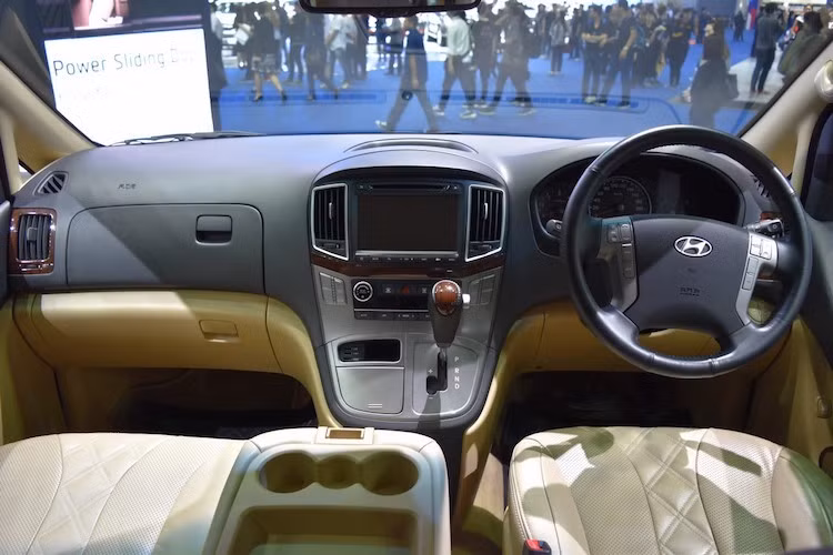 Ở bên trong nội thất, Grand Starex có thiết kế tương tự Starex và vẫn sử dụng khá nhiều chi tiết nhựa. Tuy nhiên Hyundai đã nâng cấp mạnh về trang bị trên chiếc xe, bắt đầu từ hệ thống thông tin giải trí với màn hình cảm ứng lớn tới 8 inch, kết nối Wifi, đèn nội thất có khả năng đổi màu...