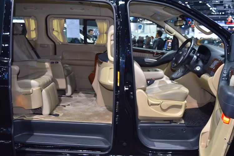 Những trang bị an toàn tiêu chuẩn của Grand Starex bao gồm camera 360 độ, túi khí kép cho hàng ghế phía trước, ABS, ESP...