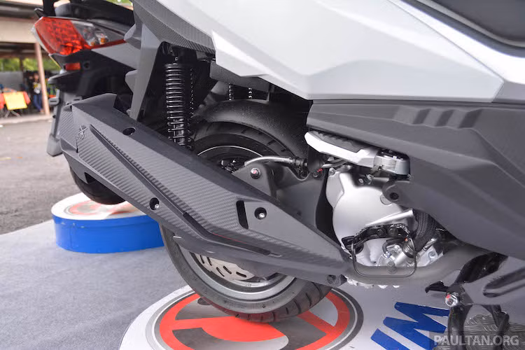 Thay vì động cơ 500 cc như MAXSYM, CruiSYM 300i sở hữu cỗ máy 1 xi-lanh 4 van làm mát bằng chất lỏng, có phun nhiên liệu điện tử và dung tích thức 278,3 cc. Sức mạnh của động cơ được truyền tới bánh sau qua hộp số vô cấp CVT, tuy nhiên hiện tại SYM chưa công bố công suất của CruiSYM 300i.