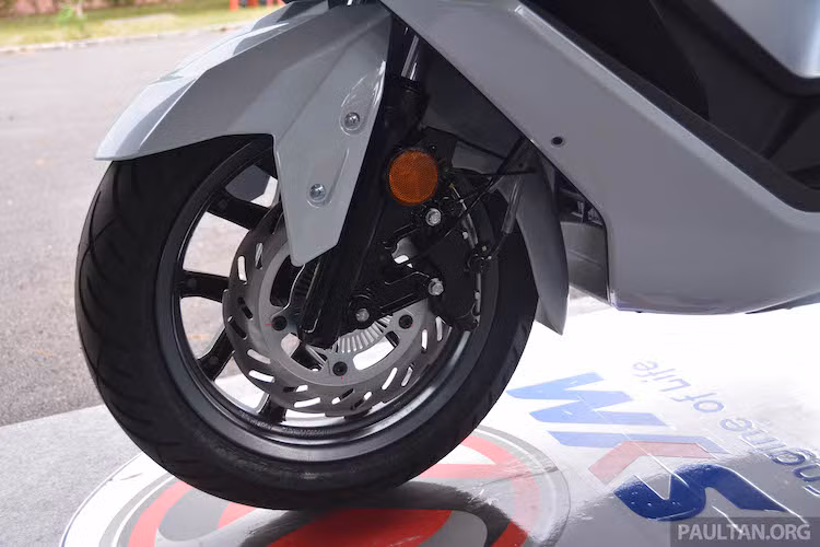 Là một mẫu maxi scooter, SYM được trang bị cặp bánh với cấu hình vành 14 inch ở phía trước và 13 inch ở phía sau. Cả hai bánh đều sử dụng phanh đĩa, với đĩa trước 260 mm và đĩa sau 240 mm. Hệ thống chống bó cứng phanh ABS là trang bị tiêu chuẩn trên CruiSYM 300i.