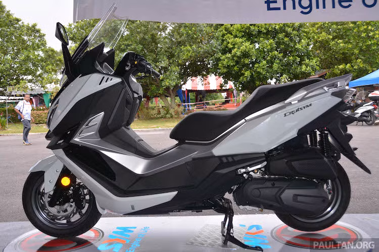 Được thiết kế với các đường nét thẳng, góc cạnh sắc nhọn kết hợp cùng các chi tiết trang trí nhựa đúc giả vân sợi carbon và sơn giả nhôm CruiSYM 300i có vẻ ngoài đầy năng động và cá tính. Tuy nhiên chiếc xe cũng không "thon thả" và thể thao bằng phiên bản concept MAXSYM.