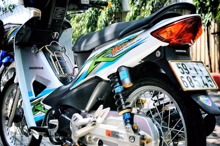 Theo đúng phong cách kiểng, xe được trang bị baga 10 ly xi 7 màu ở lườn và gác chân "giò gà" từ phiên bản Wave Nice Thái Lan. Bánh trước và sau của chiếc xe vẫn là loại bánh căm, nhưng được nâng cấp niềng sắt thành niềng nhôm RCB trọng lượng nhẹ kèm đùm inox.