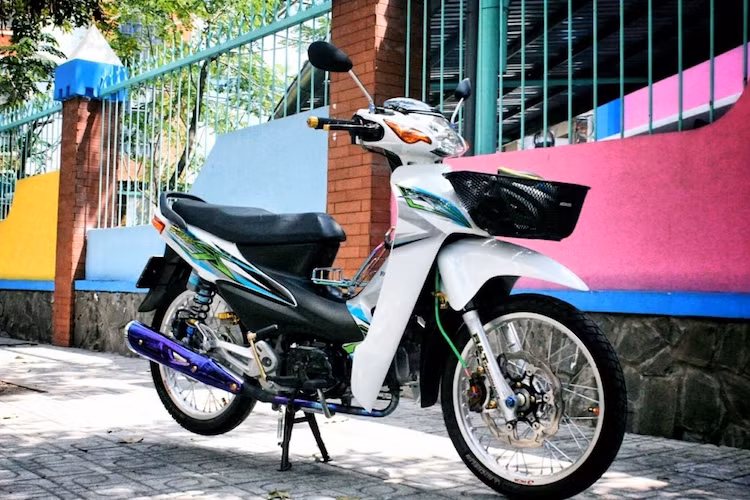 Bên cạnh các dòng xe Dream, những phiên bản của dòng Honda Wave cũng rất được người dân Việt ưa chuộng do có giá rẻ và động cơ bền bỉ. Kể từ khi ra mắt vào 2002, Honda Wave Alpha càng giúp Honda Việt Nam mở rộng thị phần trong phân khúc xe số phổ thông và đặt "dấu chấm hết" cho những dòng xe Trung Quốc giá rẻ, chất lượng kém một thời.