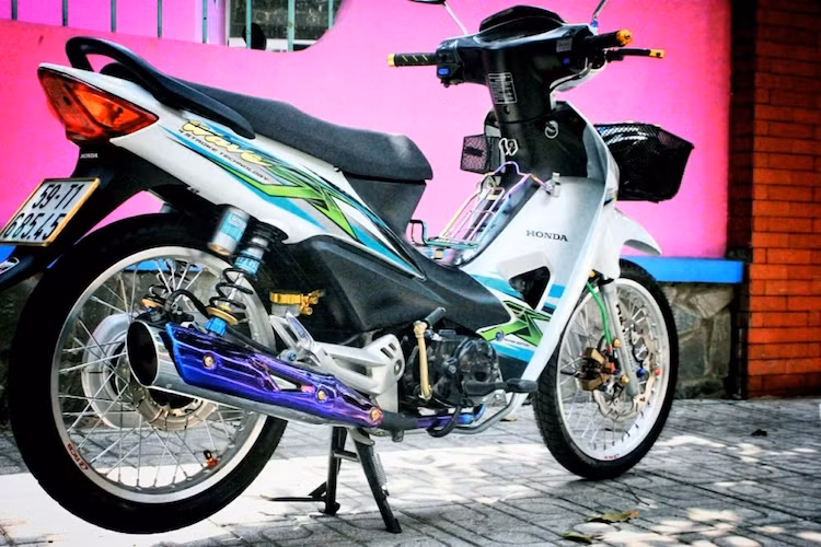 Hoàn thành bản độ là bộ tem ánh kim từ Wave R ở Phillipines và một số chi tiết bắt ốc kiểng đầy màu sắc. Theo phong cách kiểng quen thuộc với những dòng xe số phổ thông, biker Sài Gòn đã độ lại chiếc Honda Wave Alpha với loạt "đồ chơi" từ những thương hiệu tên tuổi trong ngành xe.