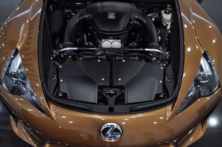 LFA cũng là mẫu xe duy nhất sản xuất hàng loạt của Lexus hay Toyota được trang bị động cơ V10 4.8 lít nạp khí tự nhiên có tên mã 1LR-GUE, được thiết kế với sự hợp tác của Yamaha. Có công suất lên tới 560 mã lực và mô-men xoắn cực đại 480 Nm, động cơ này được kết hợp với hộp số tự động tuaaf tự 6 cấp và hệ dẫn động cầu sau.