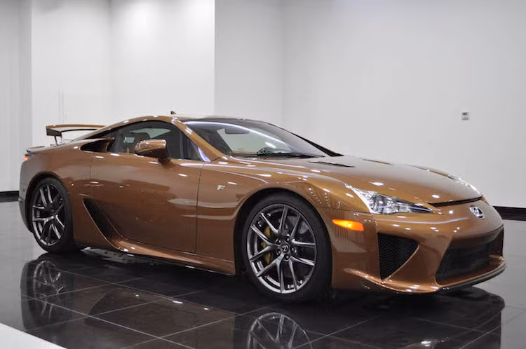 Theo Lexus, LFA có thể tăng tốc từ 0-100 km/h chỉ trong 3,7 giây và đạt tốc độ tối đa 326 km/h. Khi còn được bán, LFA có giá tại Mỹ lên tới 375.000 USD/chiếc, và là mẫu xe sản xuất hàng loạt đắt nhất trong lịch sử Toyota. Do độ hiếm và hiệu năng của chiếc xe, hiện mức giá trung bình của LFA ở mức trên 300.000 USD và thường dao động trong khoảng 500.000 USD.