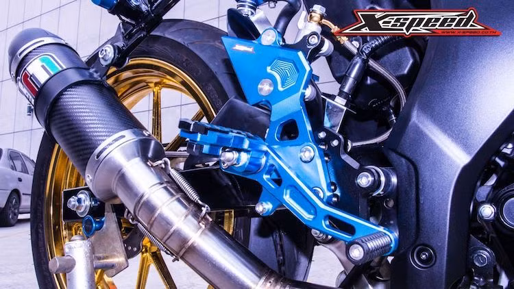 Với cây pô Emotion lon carbon và cổ pô full system inox, âm thanh từ động cơ DOHC của xe đã trở nên to và trầm ấm hơn. X-Speed cũng đã nhanh chóng chế tạo dàn để chân bằng nhôm cho chiếc xe, trong khi hệ thống phanh sau có bình dầu Rizoma.