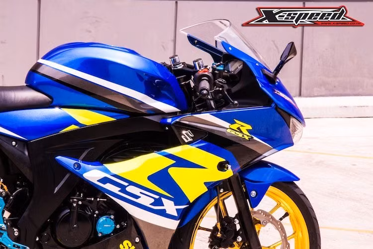 Thay vì xi-nhan nguyên bản "chìa" ra khá dài, chiếc xe đã được trang bị cặp xi-nhan rút gọn Rizoma Track 77 nhỏ hơn. Phuộc trước nguyên bản dạng ống lồng của GSX-R150 không có sự thay đổi, chỉ hạ thấp thêm khoảng 3 cm để tạo thế "chúi đầu" thể thao hơn cho chiếc xe.