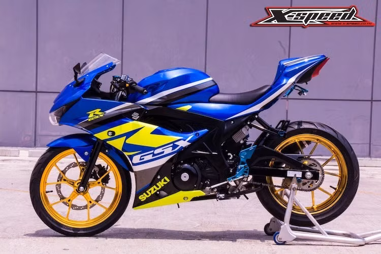 X-Speed đã giữ nguyên màu sơn xanh nguyên bản của GSX-R150, tuy nhiên bộ tem xe đã được hãng thiết kế lại với logo của dòng xe thể thao GSX-R chiếm diện tích lớn, khẳng định lịch sử và thương hiệu của series xe sportbike này.