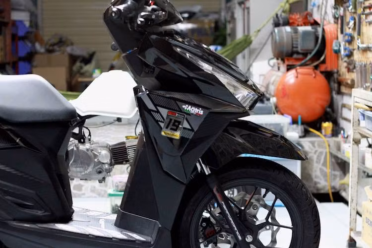 Chiếc xe tay ga Honda Click 125i nhập khẩu từ Thái Lan đã tăng thêm phần hấp dẫn khi được người chơi xe tại Sài Gòn trang bị cho một số đồ chơi "hàng hiệu" là niềm mơ ước của các biker.