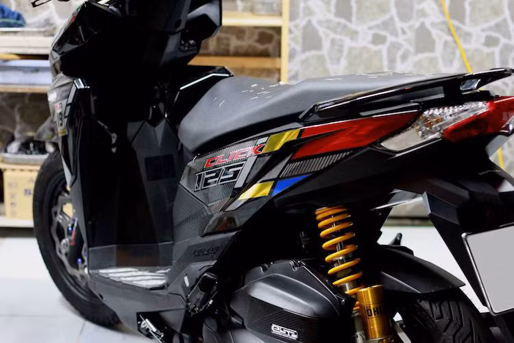 Khối động cơ nguyên bản của chiếc xe tay ga Click 125i không có sự thay đổi, chỉ được trang trí bằng dàn ốc Proti titan bắt những chi tiết với nhau. Trong khi đó, hệ thống giảm xóc sau của bản độ này đã được nâng cấp triệt để với phuộc Ohlins bình dầu rời.