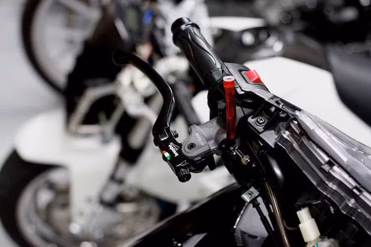 Ở phía trên tay lái, hệ thống phanh của chiếc xe đã được hoàn thiện bởi cùm phanh Brembo RCS 17. Trong khi đó, tay phanh sau của chiếc xe cũng đã được nâng cấp lên cùm TWM Italy.