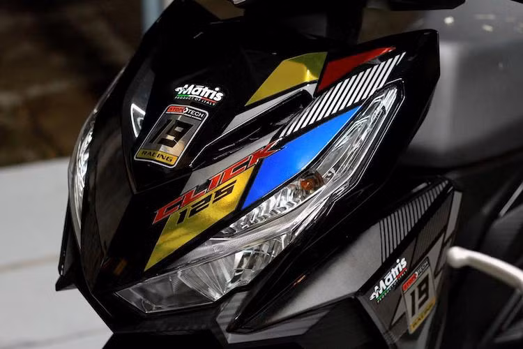 Đa số những người chơi Click 125i đều "dọn" lại chiếc xe bằng cách thay thế nhiều chi tiết nguyên bản bằng những phụ tùng cao cấp hơn, khiến chiếc xe nổi bật hơn mà không phải "hy sinh" kiểu dáng hay tính năng của xe nguyên bản. Chơi theo phong cách này, một biker TP.HCM đã trang bị cho chiếc Click màu đen bóng của mình một số món đồ chơi "hàng hiệu" hấp dẫn.