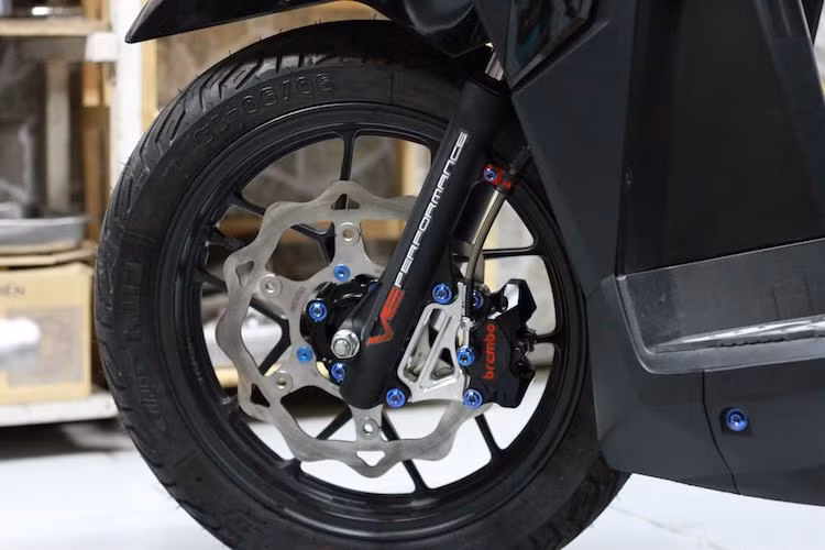 Bắt đầu từ "dàn chân", chiếc xe vẫn đi mâm 5 cánh kép 14 inch đặc trưng của dòng Click 125i. Tuy nhiên hệ thống phanh của chiếc xe đã được người chơi độ lại khá triệt để với heo Brembo Billet 2 piston đối xứng cao cấp, đi kèm pad CNC và đĩa Galfer.
