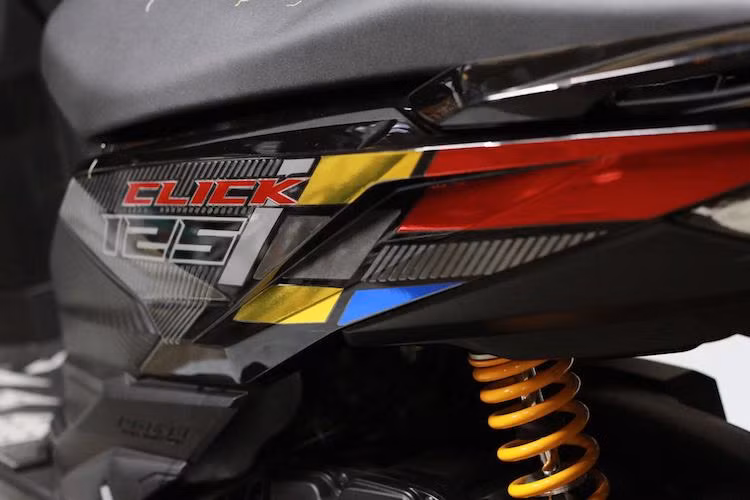Vốn có màu sơn đen nguyên bản, chủ xe đã tiếp tục giữ màu sắc này trên bản độ Click 125i của mình. Tuy nhiên, bộ tem dán trang trí của xe đã được "thửa riêng", lấy cảm hứng từ "dàn áo" của chiếc ôtô đua Cadillac CTS-V tại giải GT3. Đặc biệt, các họa tiết trên bộ tem này đã được cắt thủ công từ những mảnh decal nhiều màu sắc khác nhau.